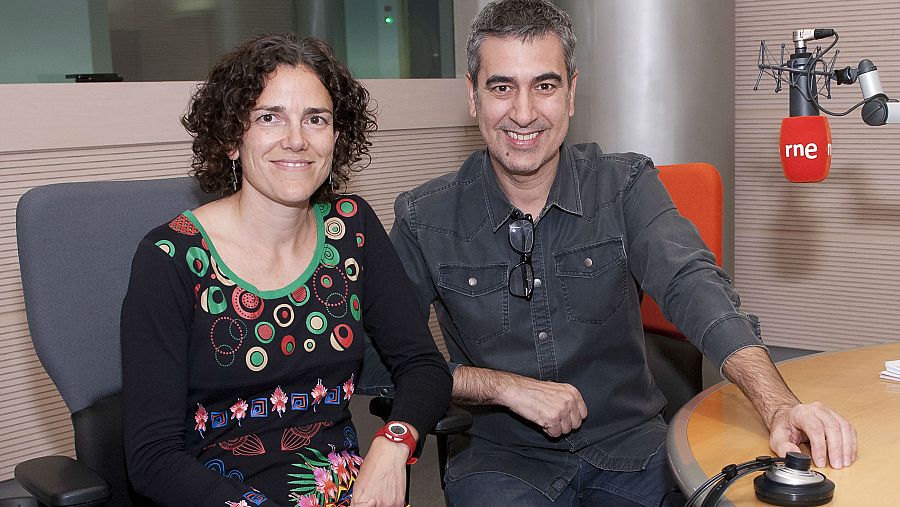 Sara de la Fuente, ingeniera aeronáutica, con Arturo Martín, en Rne