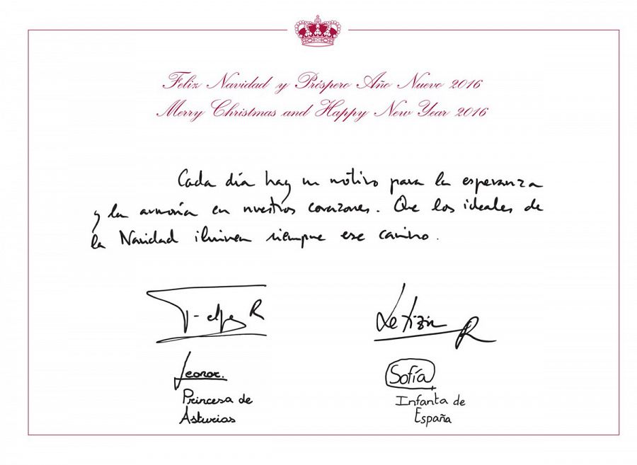 La Princesa Leonor y la Infanta Sofía firman el texto de la falicitación junto a sus padres. 
