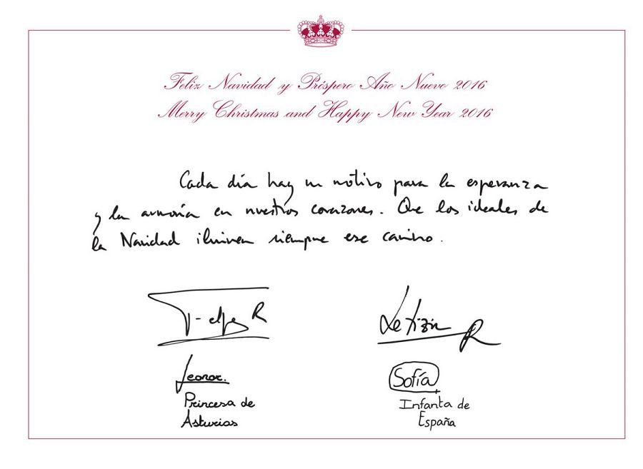 La Princesa Leonor y la Infanta Sofía firman el texto de la falicitación junto a sus padres.