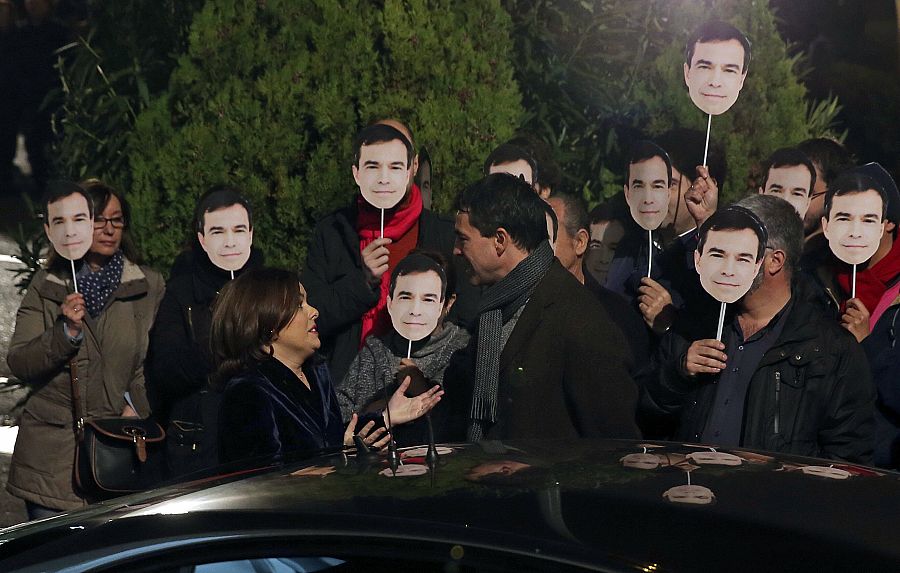 Sáenz de Santamaría saluda a Andrés Herzog (UPyD) a la puerta de Atresmedia, en presencia de seguidores con caretas del candidato.