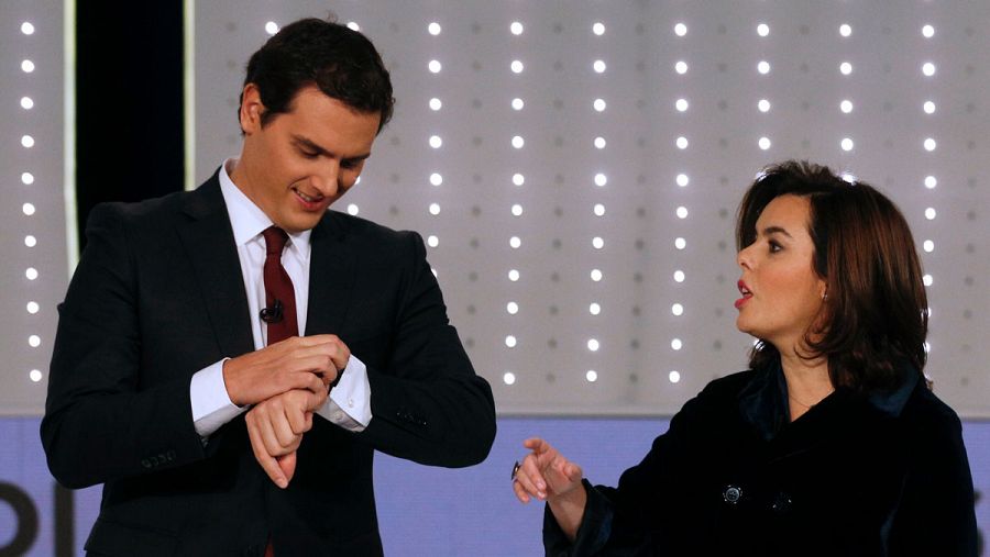El presidente de Ciudadanos, Albert Rivera y la vicepresidenta del Gobierno, Soraya Sáenz de Santamaría, antes de comenzar el debate.