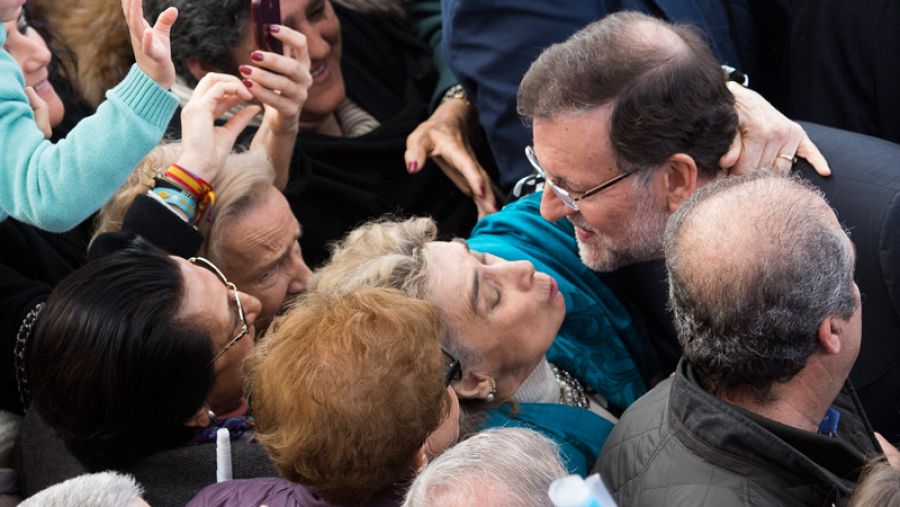 Rajoy saluda a la gente en Sevilla.