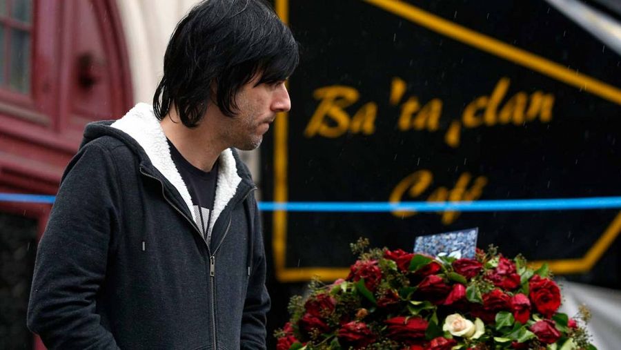 El bajista del grupo Eagles of Death Metal rinde homenaje a las víctimas frente al simbólico local