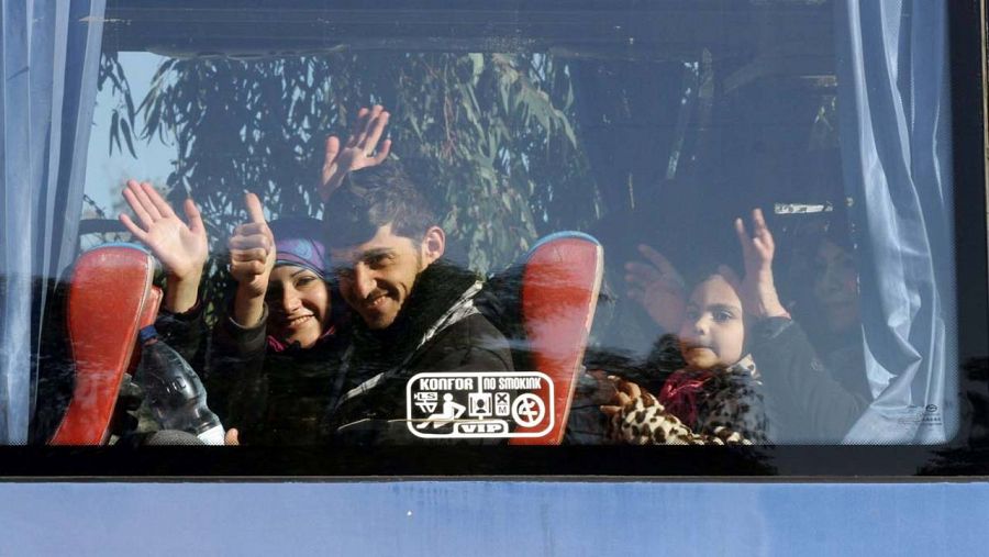 Un grupo de sirios saluda desde el autobús en el que son evacuados del último distrito rebelde en la ciudad siria de Homs