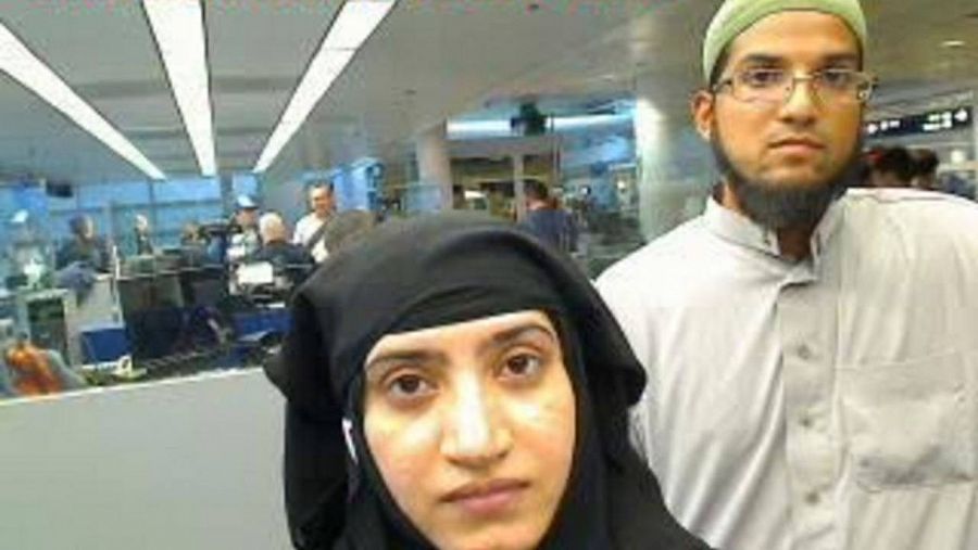 Malik y Farook, en una imagen en el Aeropuerto Internacional O'Hare de Chicago