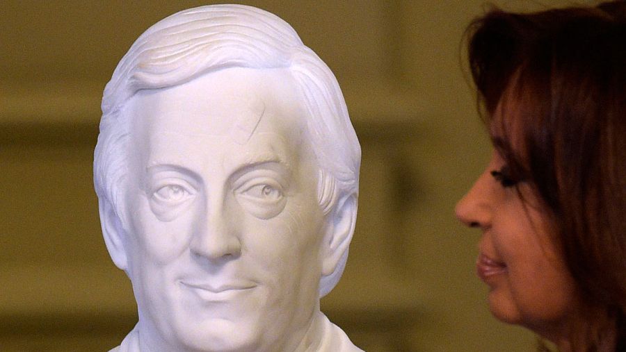 Cristina Fernández observa el busto del que fuera su marido, Néstor Kirchner