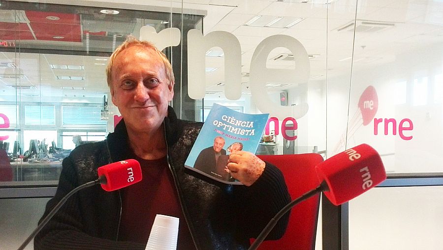 Josep Maria Mainat posa con su libro 'Ciencia optimista' en los estudios de RNE.