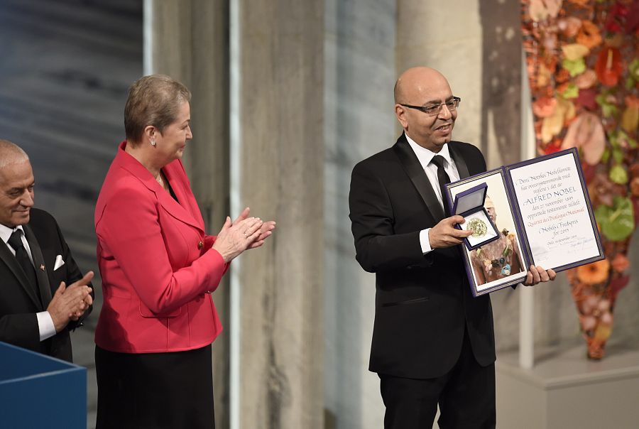 La presidenta del Comité Nobel de Noruega, Kaci Kullmann Five, le entrega la medalla y el diploma al presidente del colegio de abogados de Túnez, Mohamed Fhadel Mahfoudh