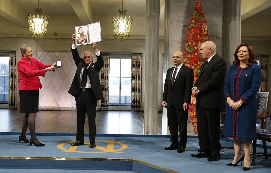 El líder sindical tunecino Houcine Abbassi muestra la medalla de oro y el diploma del premio Nobel de la Paz