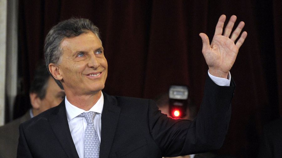 El líder del frente conservador Cambiemos Mauricio Macri presta juramento como presidente de Argentina