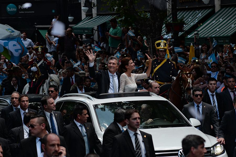 Mauricio Macri y su esposa, Juliana Awada, saludan a sus seguidores desde el coche tras jurar el cargo