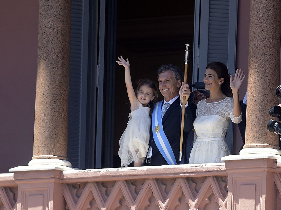 El nuevo presidente de Argentina, Mauricio Macri, saluda junto a su esposa y su hija desde el balcón de la Casa Rosada