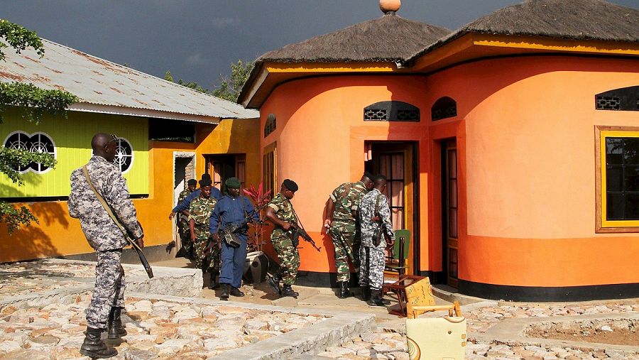 Militares y policías de Burundi buscan armas cerca del lago Tanganika en la capital, Bujumbura, el 9 de diciembre de 2015. REUTERS/Jean Pierre Aime Harerimana