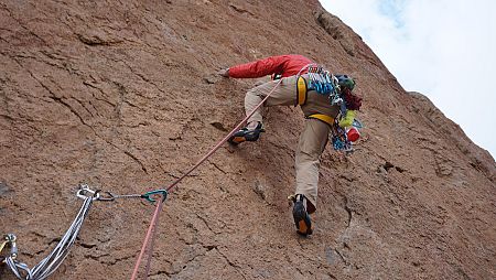Carles, escalando una de las grandes paredes de Taghia