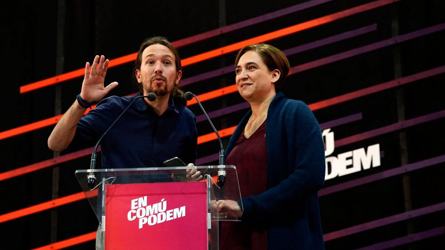 El candidato de Podemos, Pablo Iglesias, y la alcaldesa de Barcelona, Ada Colau, en Badalona