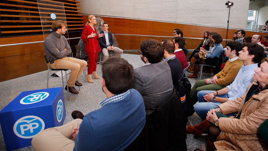 Cristina Cifuentes y Pablo Casado, en un acto electoral en Ávila