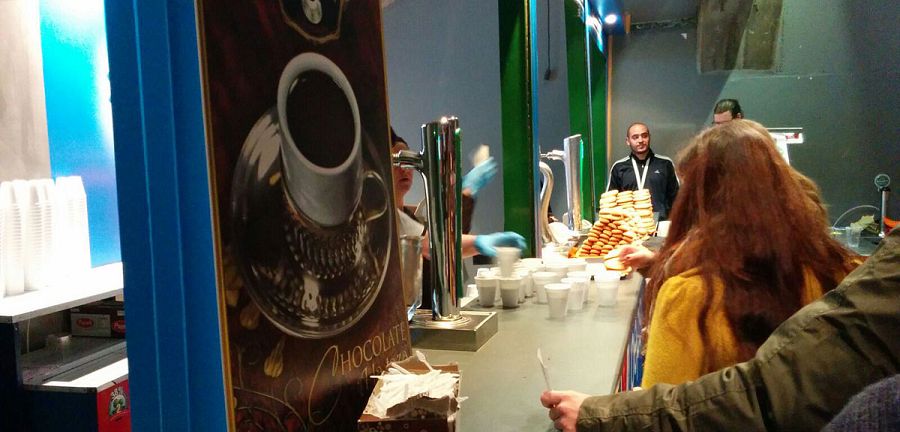 Ciudadanos reparte chocolate con churros a los asistentes a su mitin en el Palacio de Vistalegre