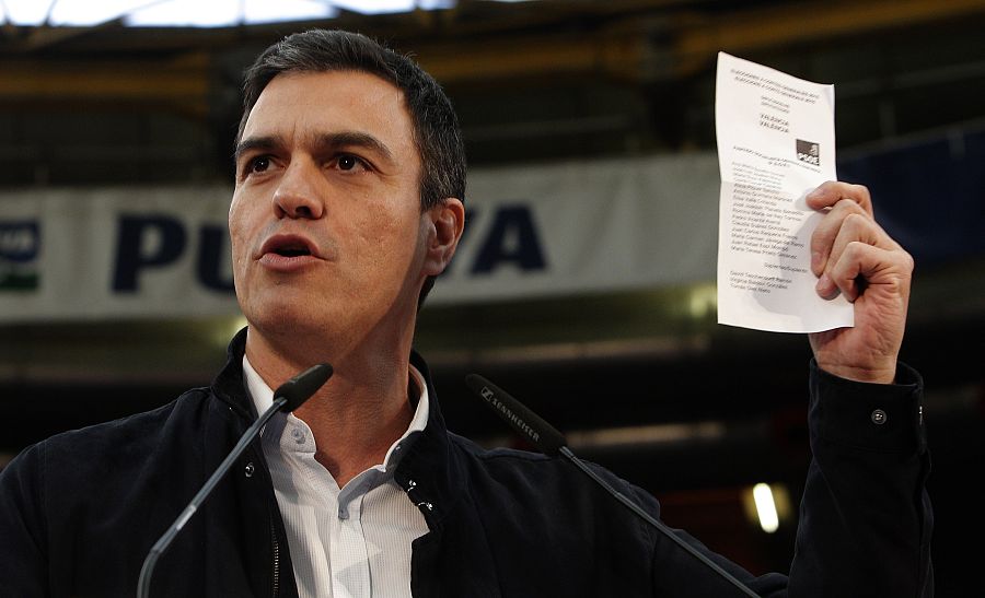 Pedro Sánchez enseña la papeleta del PSOE en Valencia en el pabellón de La Fuente de San Luis