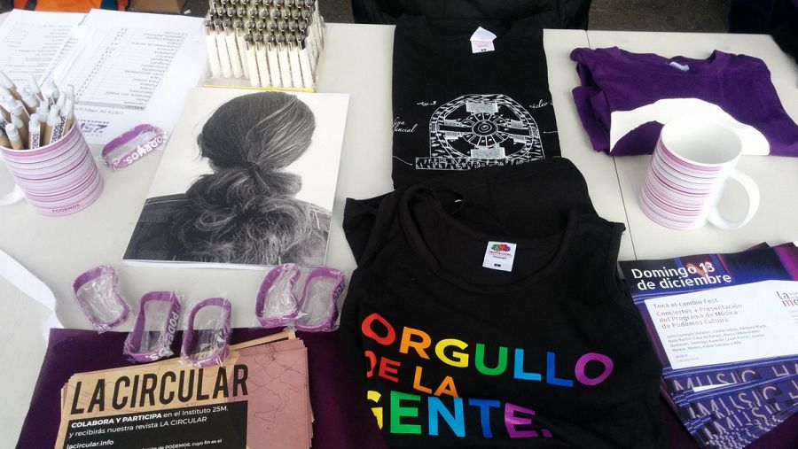 Merchandising de Podemos en la Caja Mágica.