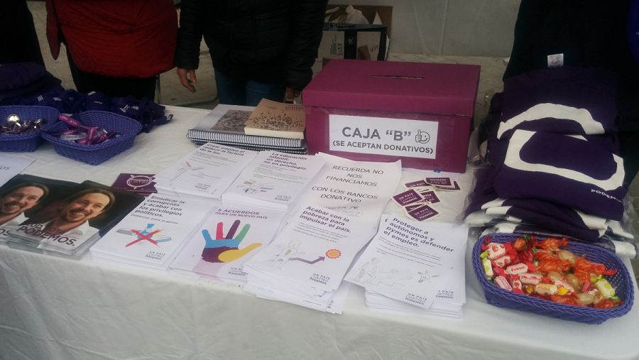 La irónica caja B de Podemos a las puertas del mitin.