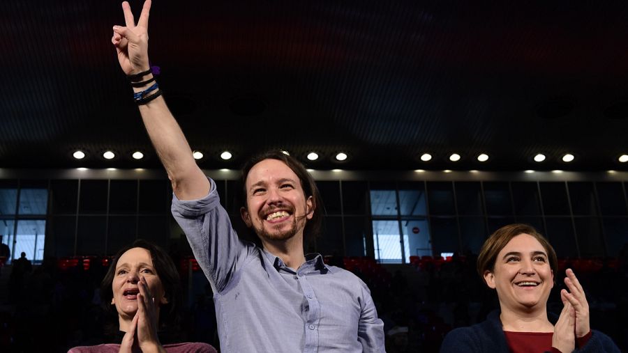 Iglesias, con Ada Colau y Carolina Bescansa, en su mitin en Madrid.