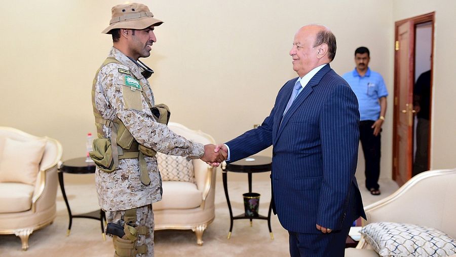 El presidente yemení, Abed Rabbo Mansur Hadi, saluda al coronel saudí Abdullah al Sahyan tras entregarle la Medalla del Valor, el 12 de diciembre de 2015. AFP PHOTO