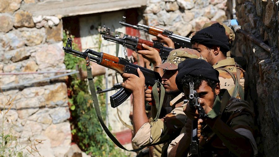 Soldados leales al gobierno de Yemen entrenan en la ciudad de Taiz, el 13 de diciembre de 2015. REUTERS
