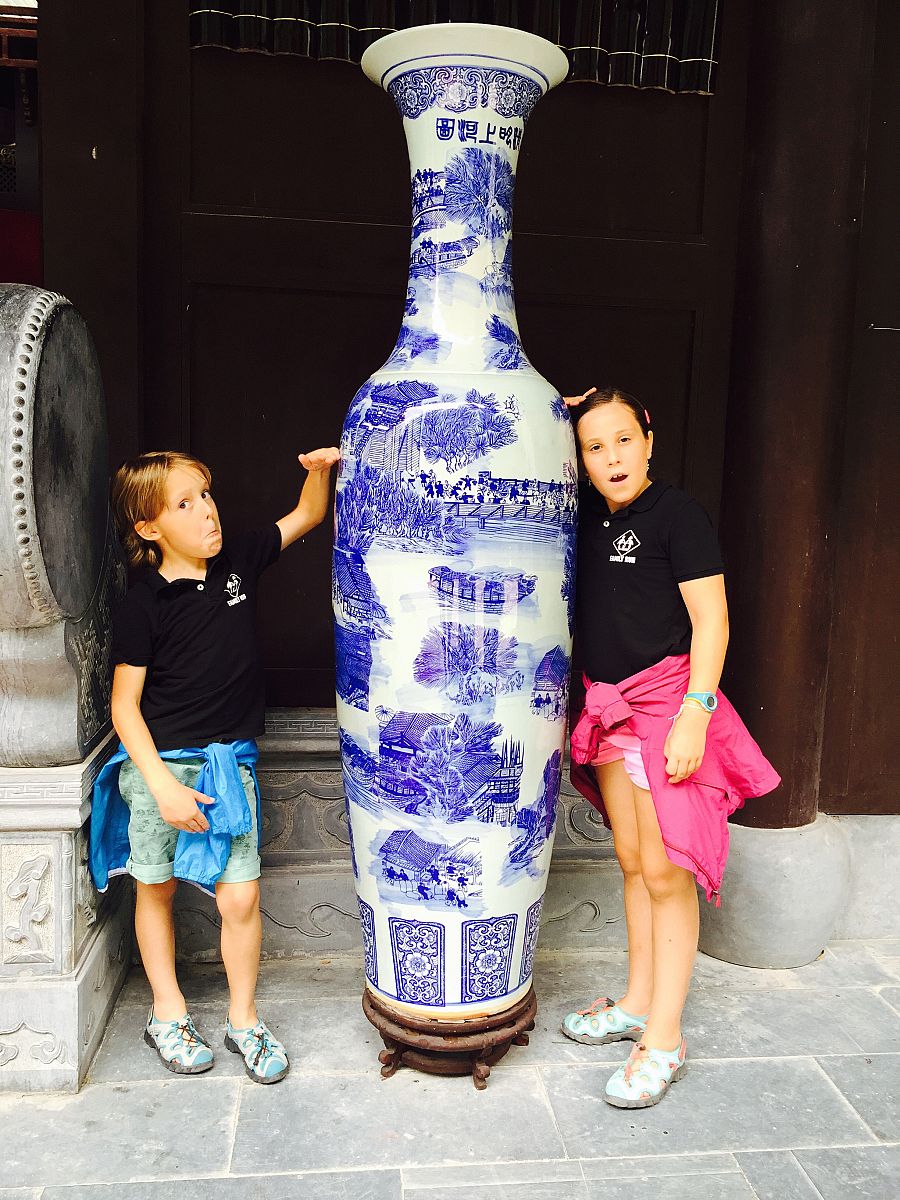 Candela y Mateo junto a un jarrón en Huangshan