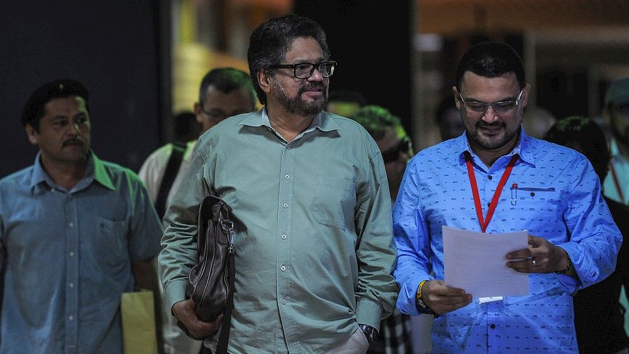 Ivan Márquez (centro), comandante de las FARC, en La Habana durante las negociaciones con el Gobierno colombiano. AFP PHOTO / YAMIL LAGE