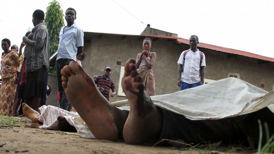 Residentes de la capital de Burundi contemplan los cadáveres de personas asesinadas en el distrito de Cibitoke