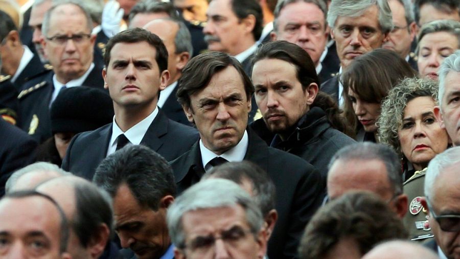 Los candidatos de Podemos y Ciudadanos, Pablo Iglesias y Albert Rivera, en el funeral por los dos policías asesinados en Kabul
