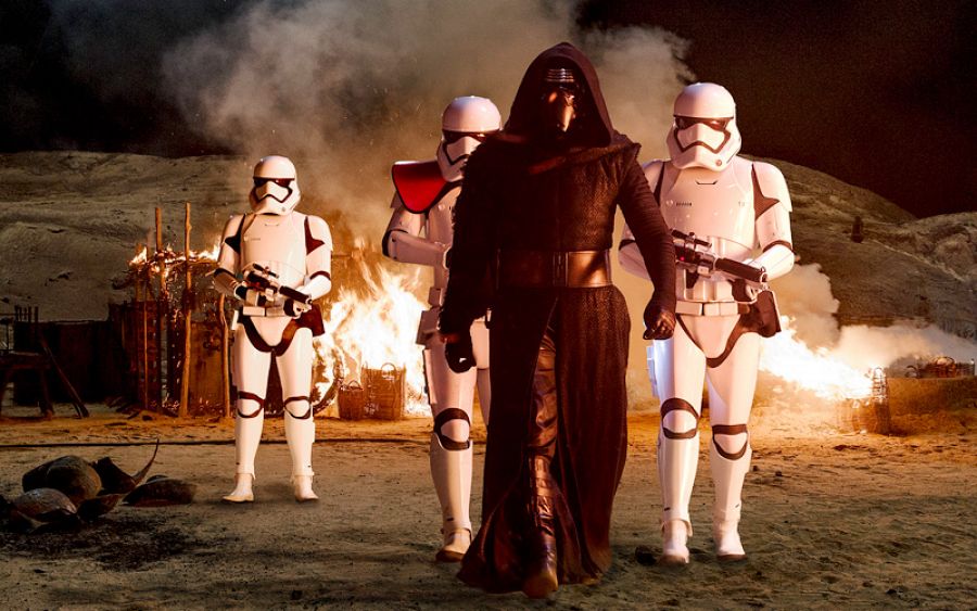 Kylo Ren, el nuevo villano de Star Wars, con los Stormtroopers o Soldados Imperiales