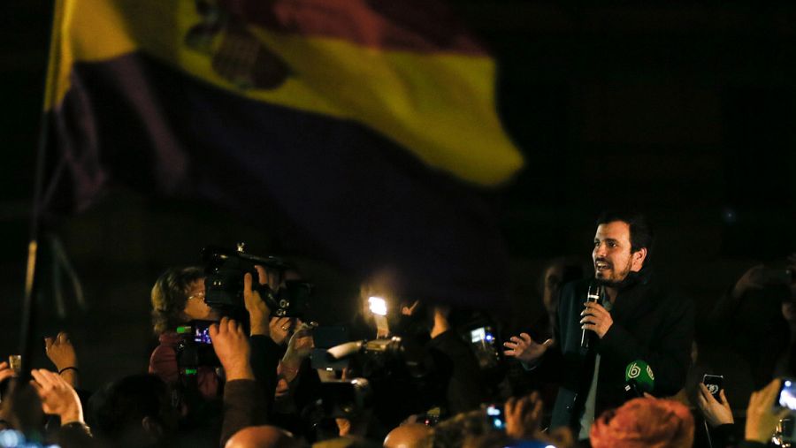 Garzón improvisa un mitin en plena calle en el centro de Madrid.