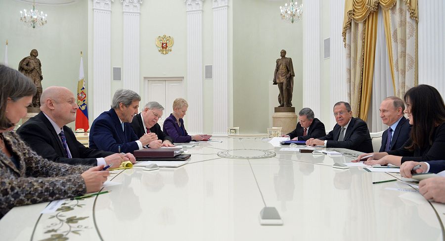 Las delegaciones de Estados Unidos y Rusia durante la reunión sobre Siria mantenida en Moscú