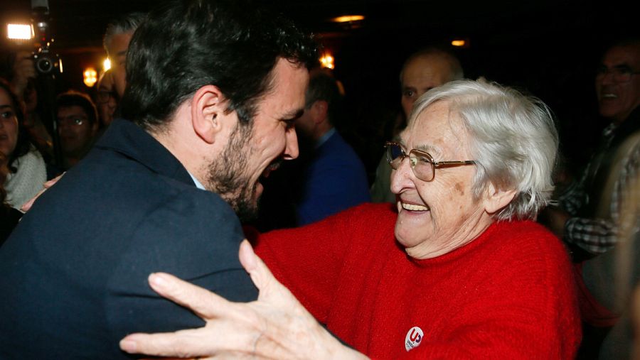 El candidato de UP-IU a la Presidencia del Gobierno, Alberto Garzón, saluda a la viuda de Marcelino Camacho, Josefina Samper, al inicio del mitin en el Teatro La Latina.