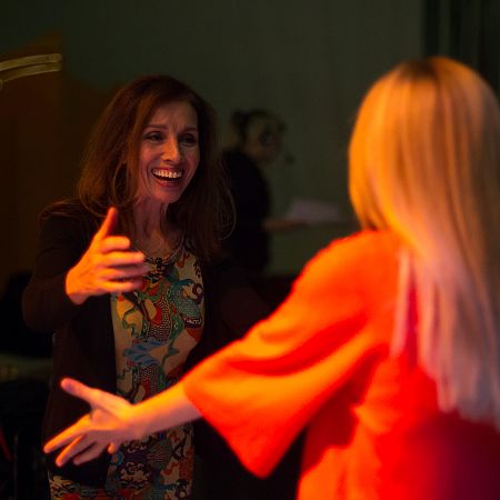 Cayetana Guillén recibe a la actriz Ana Belén en el plató de ¡Atención obras!