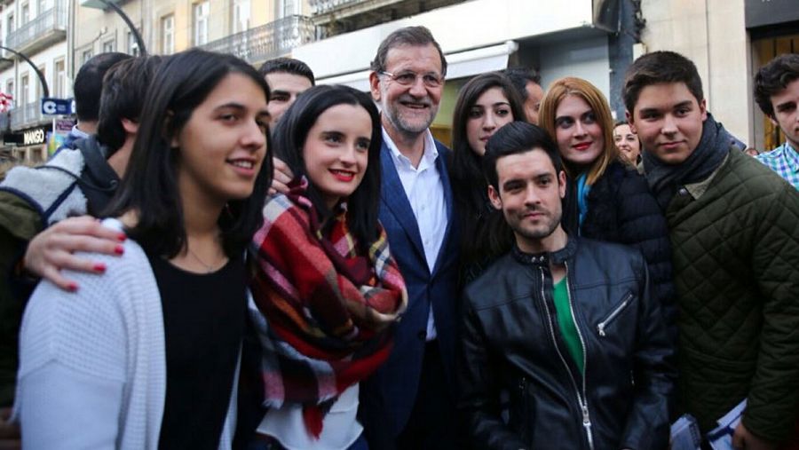 Rajoy posa con unos jóvenes en un paseo por el centro de Vigo, este miércoles