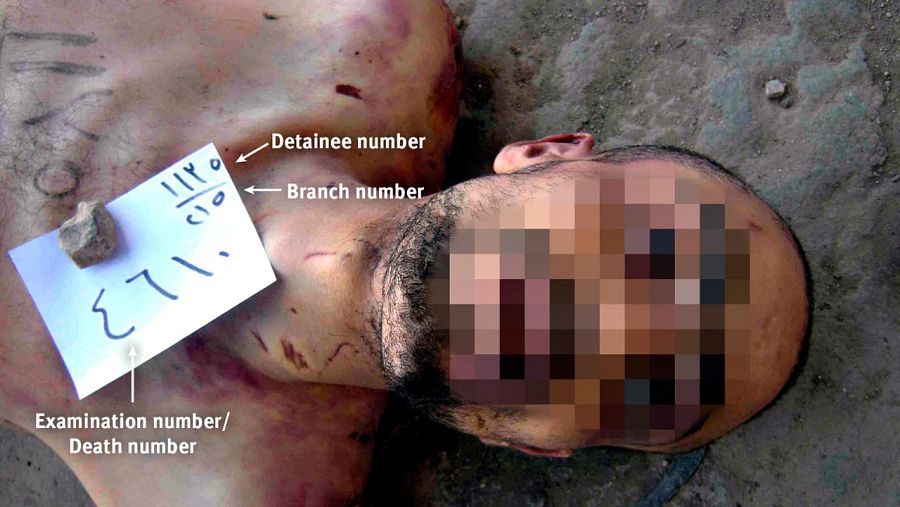 En las fotografías de 'César' se incluye en un papel blanco la instalación de seguridad en la que se encuentra el prisionero, el número del prisionero y un número de examen para el forense