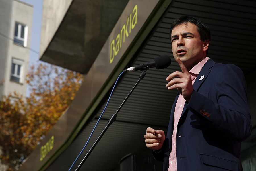 Herzog se somete a las preguntas de los transeúntes junto a una oficina de Bankia en el centro de Madrid.