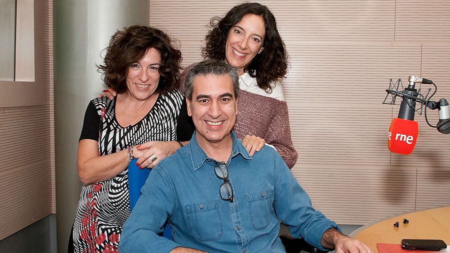 Paloma Zuriaga, Arturo Martín y Amaya Prieto, en los estudios de Rne