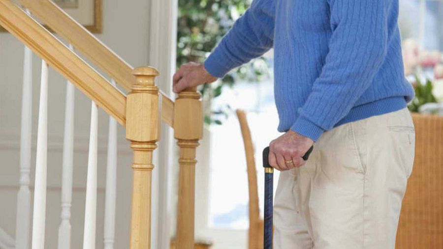 Un joven afectado por esclerosis múltiple