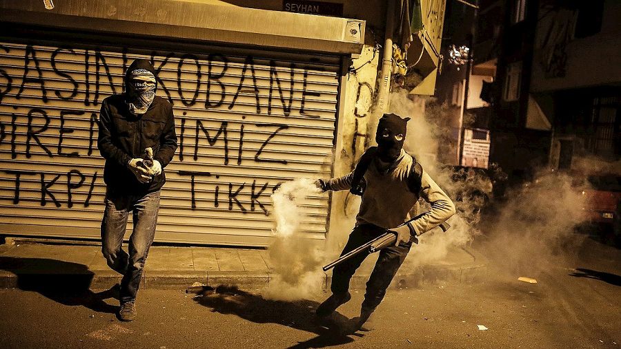 Militantes kurdos se enfrentan con la Policía en el barrio de Okmeydani, en Estambul, el 15 de diciembre. AFP / CAGDAS ERDOGAN