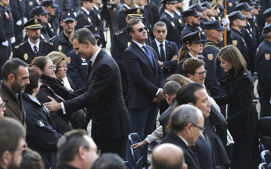 Los Reyes dando el pésame a los familiares