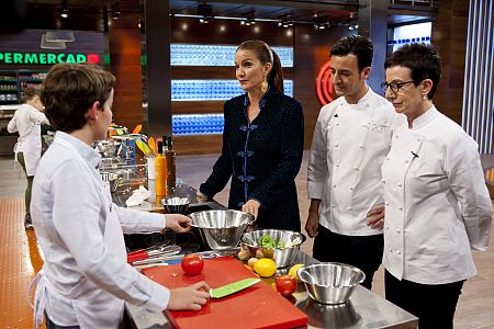 La chef Carme Ruscalleda y su hijo Raúl Balam aconsejando a los pequeños aspirantes