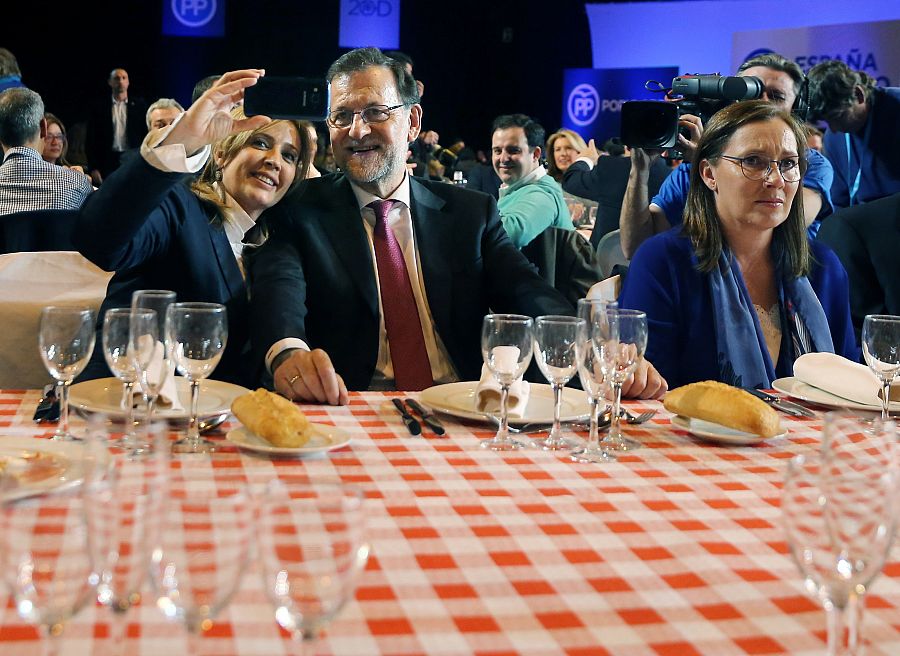 Mariano Rajoy, junto a su mujer, Elvira Fernández, posa para un selfie en la cena-mitin de cierre de campaña