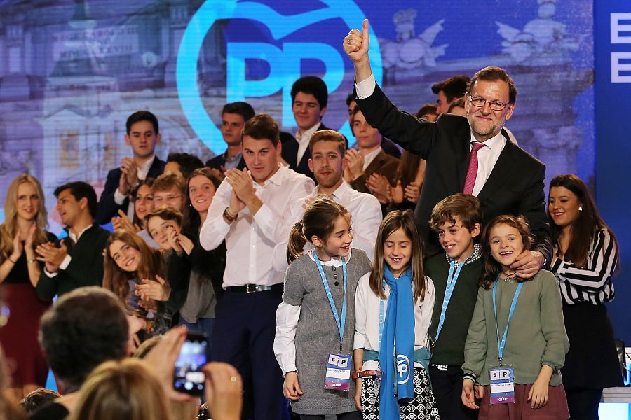 Rajoy levanta el pulgar junto a un grupo de niños, su último gesto en esta campaña.