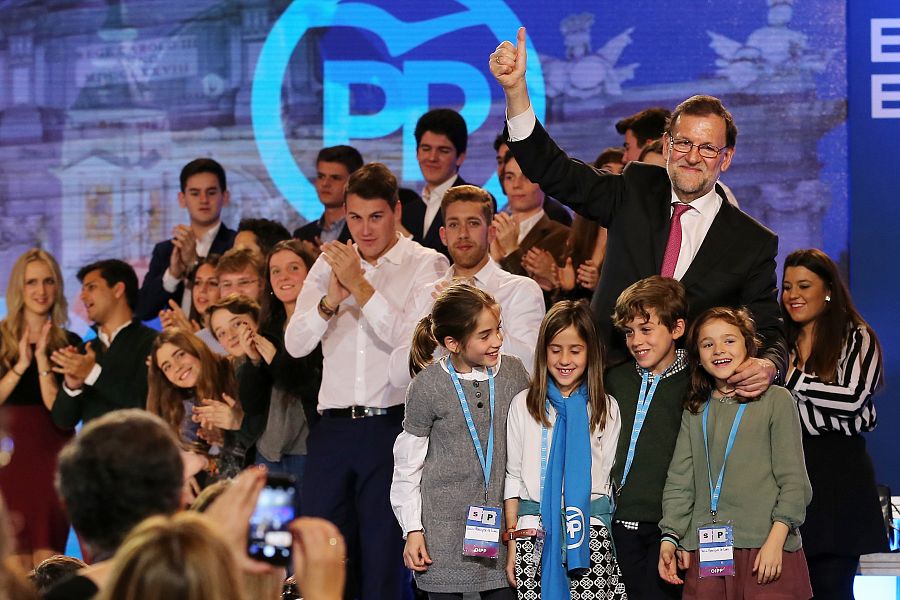 Rajoy levanta el pulgar junto a un grupo de niños, su último gesto en esta campaña.