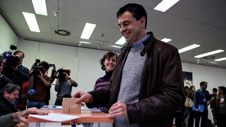El candidato de UPyD, Andrés Herzog, vota en las elecciones generales de 2015