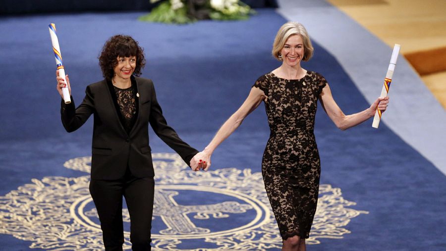 Emmanuelle Charpentier (i) y Jennifer Doudna (d) tras recibir el Premio Princesa de Asturias de Investigación Científica y Técnica 2015.