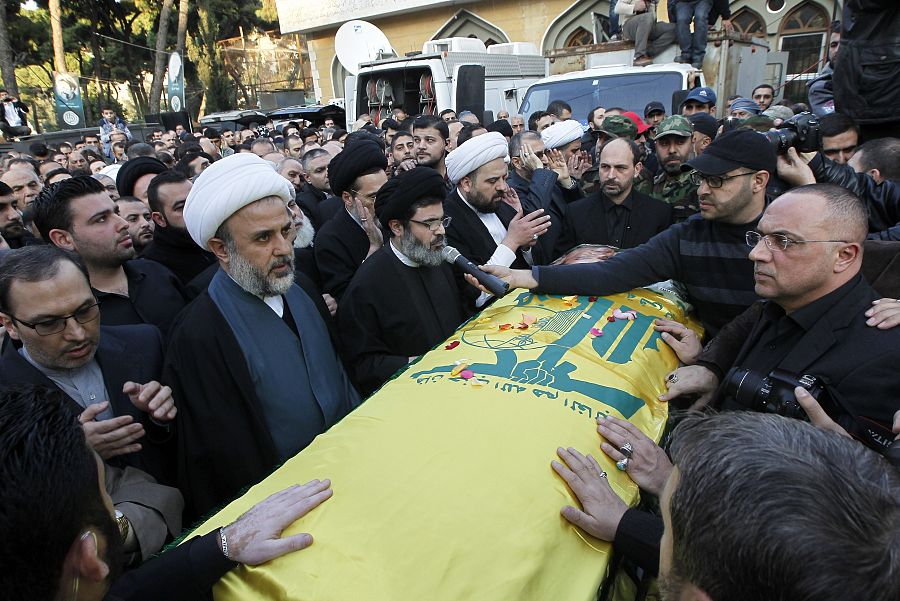 Clérigos de Hizbulá y varios familiares rezan junto al ataúd de Samir Qantar, muerto durante un ataque aéreo israelí en Siria, durante el funeral celebrado en Beirut